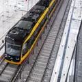 Eine KVV-Bahn hält an einer unterirdischen Haltestelle.