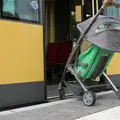 Frau mit Kinderwagen bei barrierefreiem Einstieg in die Straßenbahn 