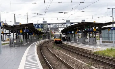 AVG-Stadtbahn steht am Rastatter Bahnhof.