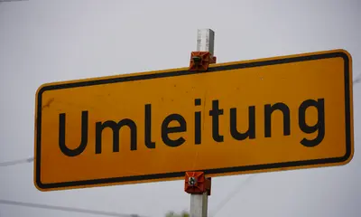 gelbes Verkehrsschild, das auf eine Umleitung hinweist